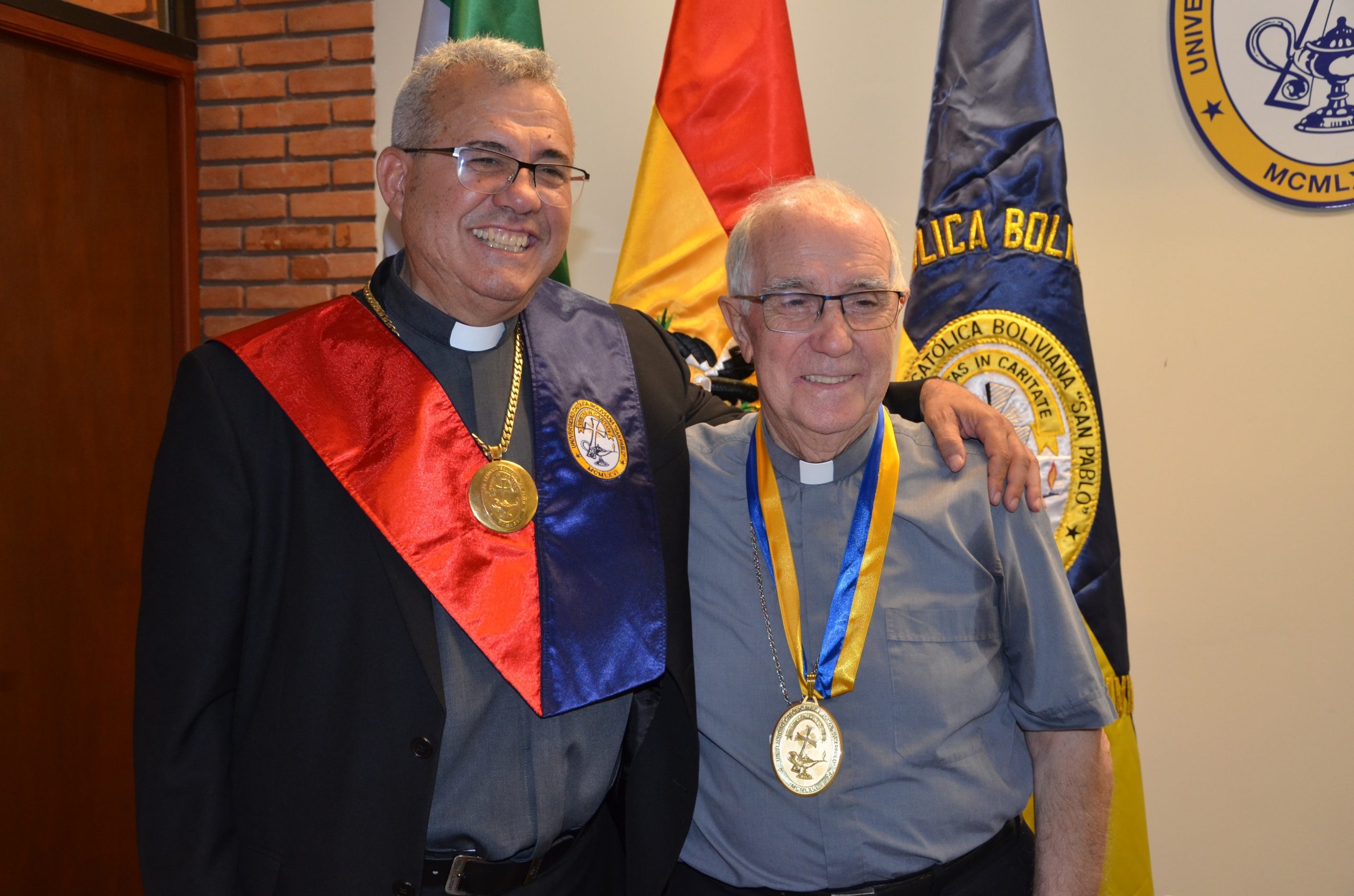 IMPOSICIÓN DE LA MEDALLA SAN PABLO A MONS. BRULIO SAEZ. OBISPO EMÉRITO AUXILIAR DE SANTA CRUZ DE LA SIERRA. 15-5-2023